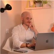 Avec plus de 10 ans d'expérience en développement, je vous accompagne dans l'apprentissage de la programmation informatique !