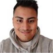 Estudiante del grado universitario de ingeniería mecánica para dar clases a niños de primaria en Zaragoza.