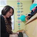 Maestra especializada en solfeo infantil, piano inicial, educación musical temprana, mandolina, cuatro venezolano