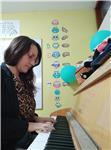 Maestra especializada en solfeo infantil, piano inicial, educación musical temprana, mandolina, cuatro venezolano