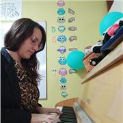Maestra especializada en solfeo infantil, piano inicial, educación musical temprana, mandolina, cuatro venezolano
