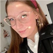 Studentessa universitaria di scienze sociali impartisce lezioni di varie materie, tra cui: storia, geografia e diritto privato e pubblico (avendo frequentato un Tecnico Turistico) e sociologia (essendo laureata in scienze sociali)