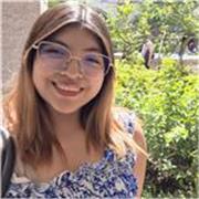 Maestra de matemáticas básicas para niñas y niños de primaria