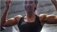 Personal trainer femminile offre percorso fitness personalizzato