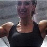 Personal trainer femminile offre percorso fitness personalizzato