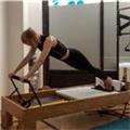 Profesor de pilates apto para cualquier edad y condición. especialidad entrenamiento en personas con diferentes patologías.