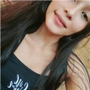 Profesor que brinda sus conocimientos a niños de primaria