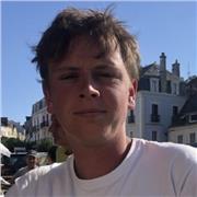 Jeune journaliste donne des cours de français pour tous niveaux