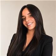 Marketing teacher focused on practical business and decision-making skills.