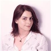 Diplômée en Langues, je suis Professeure de Théâtre et Animatrice. 