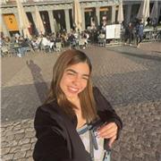 Tengo 19 años hablo francés desde pequeña ,además hablo árabe y español y más o menos el inglés