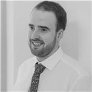 Me defino como un profesional de marketing digital con una sólida base académica y una clara orientación práctica. 