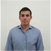 Estudiante de ingeniería de la energía para asignaturas de ciencias en la ESO