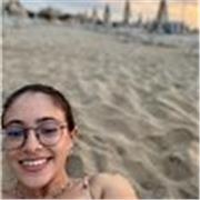 Studentessa di scienze della formazione che da ripetizioni a studenti del liceo delle scienze umane in particolare scienze umane