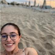 Studentessa di scienze della formazione che da ripetizioni a studenti del liceo delle scienze umane in particolare scienze umane