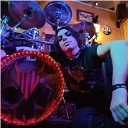 Offro lezioni di batteria presso 2 scuole di musica e privatamente. Contattami al se sei interessato!