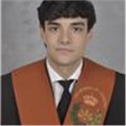 Estudiante de ingeniería con conocimientos sólidos en materias de ciencias 
