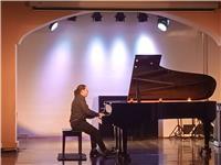 Maestro de piano con experiencia en niños, niñas y adolescentes en ámbitos educativos y con discapacidad física y cognitiva