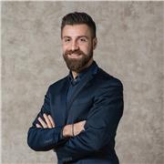 Consulente fitness specializzato in nutrizione e allenamento, con esperienza pluriennale, pronto ad assisterti nella zona di Genova e online per raggiungere i tuoi traguardi di benessere e forma fisica