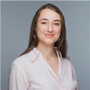 Französisch-Tutorin, die in Frankreich gelebt hat und als Dolmetscherin und Übersetzerin arbeitet.