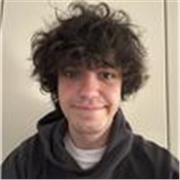 Studente universitario è disponibile ad aiutare i ragazzi con i loro compiti