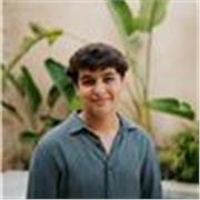 Joven con pasión en el idioma inglés, adaptado a clases con jóvenes para desenvolverse con el idioma.