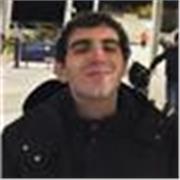 Joven profesor con larga experiencia con alumnos con dificultades para el estudio