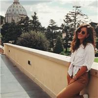 Laureanda in lettere classiche offre ripetizioni di materie umanistiche (latino, greco, storia, geografia, italiano) e aiuto compiti elementari/medie