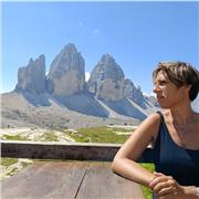 Esperta in risorse umane e orientamento alla carriera, offre consulenze personalizzate su soft skills e miglioramento costante