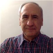 Profesor atiende de manera remota a niños y adultos con clases personalizadas y con planes desarrollados para cada estudiante