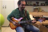 Insegnate di musica impartisce lezioni di musica teorica e chitarra