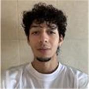 Estudiante con el certificado First de inglés, entusiasmado por enseñar a los más jóvenes el arte del idioma 