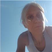 Ex insegnante impartisce lezioni di inglese on line a bambini di scuola primaria