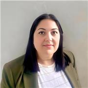 Profesional titulada en Empresariales con más de 7 años de experiencia en administración pública.