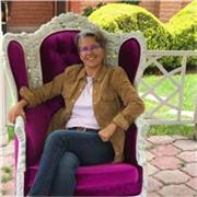 Profesora de diseño gráfico imparte clases