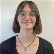 Estudiante de pedagogía imparte clases de repaso de inglés