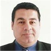 Profesor de computación imparte clases de Excel a jovenes y adultos