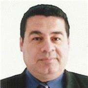 Profesor de computación imparte clases de Excel a jovenes y adultos