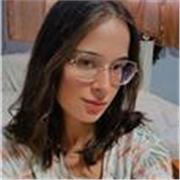 Chica universitaria imparte clases de francés para todas las edades