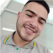 Profesor de educación fisica que da clases a niños y jovenes con todo mo que tenga que ver con actividad física, recreacion y deportes