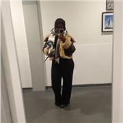 Profesora de inglés imparte clases a niños de todas las edades