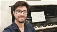 Profesor de música imparte clases de composición musical para todos los niveles