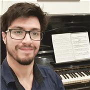 Profesor de música imparte clases de composición musical para todos los niveles