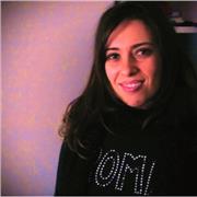 Profesora americana, nativa de italiano. Experiencia a nivel universitario en el mundo incluido España. Divertida y profesional