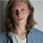 Hablante de inglés a nivel nativo, estudiando de manera autodidacta. Clases intensas y entretenidas, promoviendo lectura, música y cine, con el objetivo de que el alumno aprenda a entender y hablar in