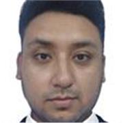 Profesor de informática imparte clases a personas de todas las edades