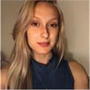 Profesora de inglés imparte clases a niños/a de primaria y secundaria