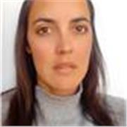 Profesora se inglés dicta clase para niños y jóvenes