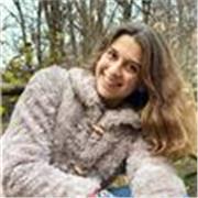 Studentessa di liceo linguistico impartisce lezioni presenziali ad alunni di elementari/medie/liceo