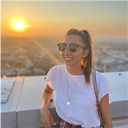 Giovane insegnante con esperienza su medie e superiori impartisce lezioni di lingue